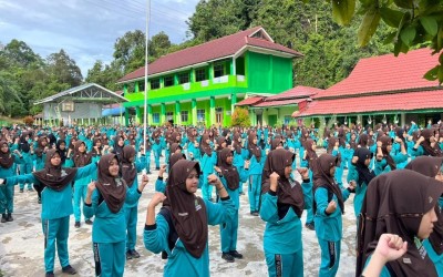 Semangat Pagi: Warga MTsN 4 Kukar Bugarkan Diri dengan Senam Bersama