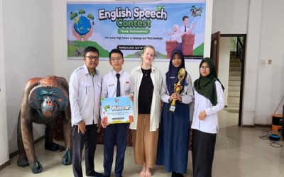 Ahza dari MTsN 4 Kukar Pukau Juri di Lomba Pidato Bahasa Inggris Yayasan BOS